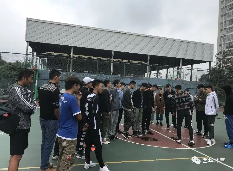 学校篮球发球规则是什么_篮球的发球规则_篮球规则发球的要求