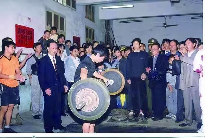 奥运 举重冠军_中国奥运举重冠军_奥运举重冠军退役搓背