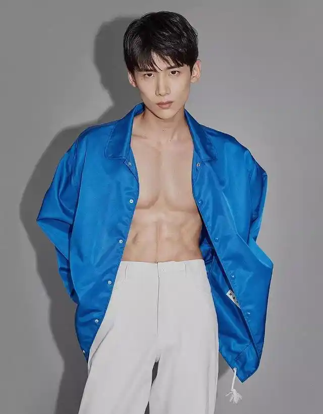 男明星健身后_健身明星男后卫是谁_健身明星男后卫图片