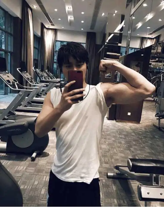 健身男神明星_健身明星男后卫图片_男明星健身后