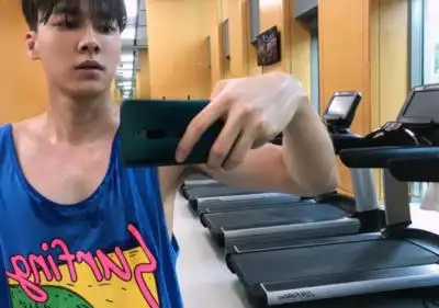 健身男神明星_男明星健身后_健身明星男后卫图片