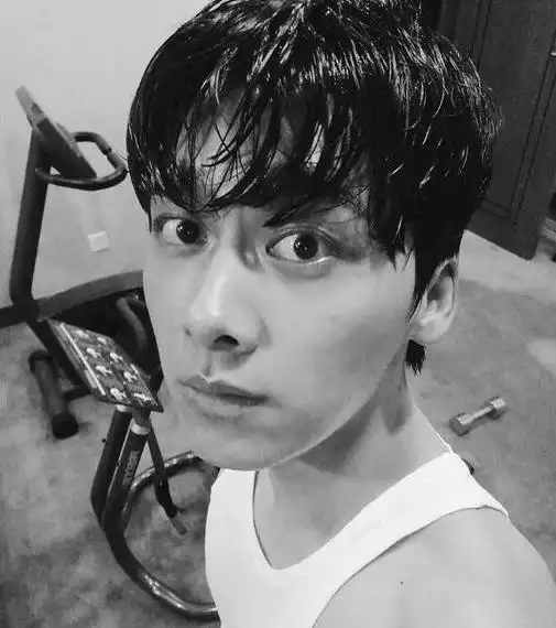 健身明星男后卫图片_男明星健身后_健身男神明星