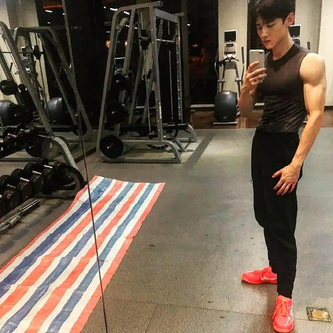 男明星健身后_健身男明星叫什么名字_健身明星男后卫是谁