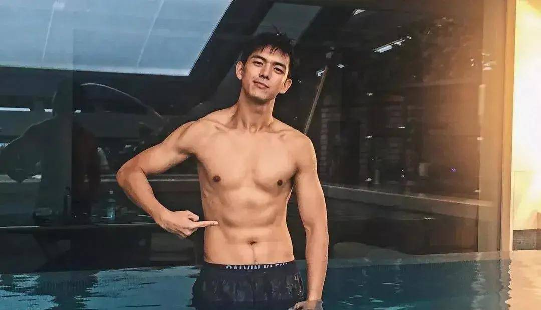 男明星健身后_健身男明星叫什么名字_健身明星男后卫图片