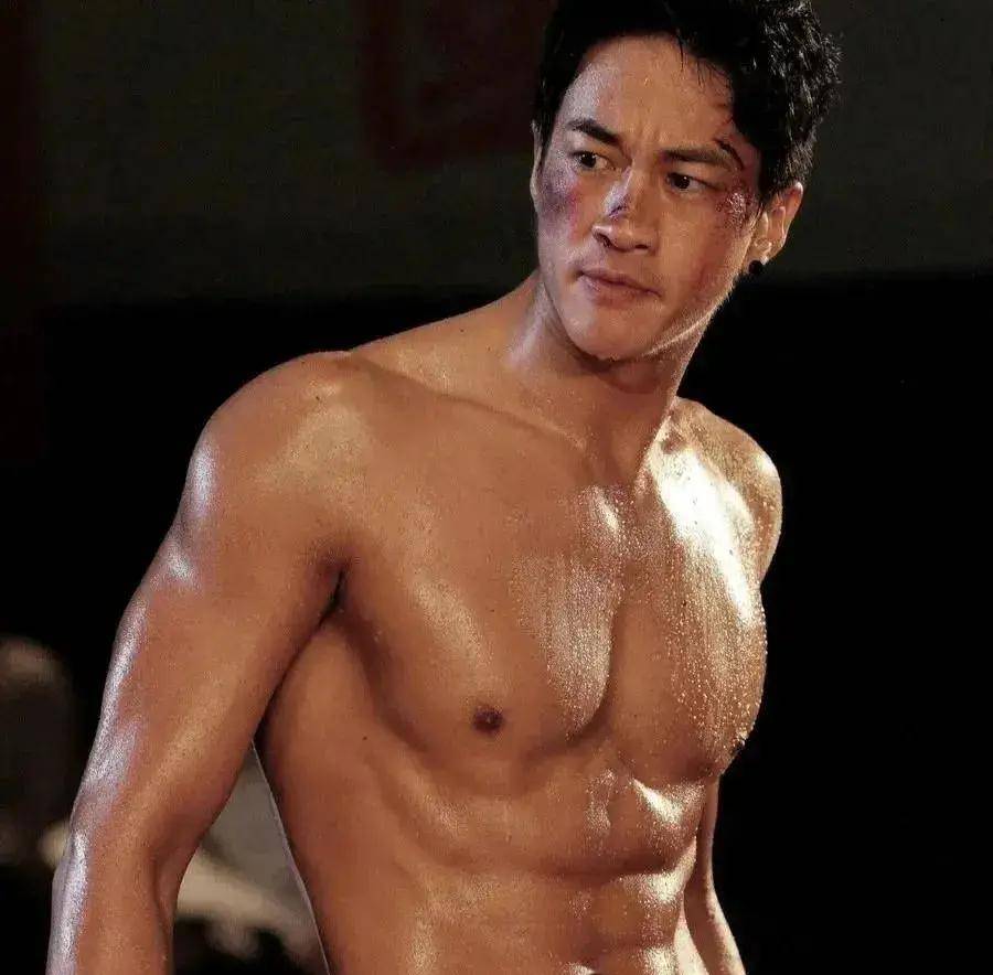 健身明星男后卫图片_男明星健身后_健身男明星叫什么名字