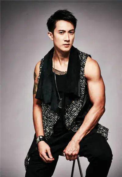 健身明星男后卫图片_男明星健身后_健身男明星叫什么名字