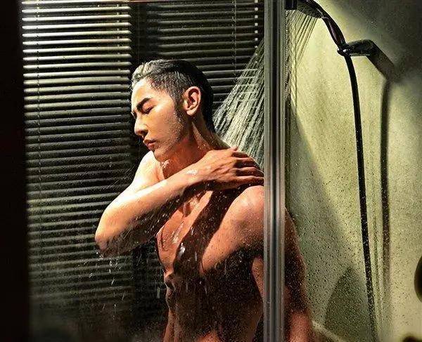 健身男明星叫什么名字_健身明星男后卫图片_男明星健身后