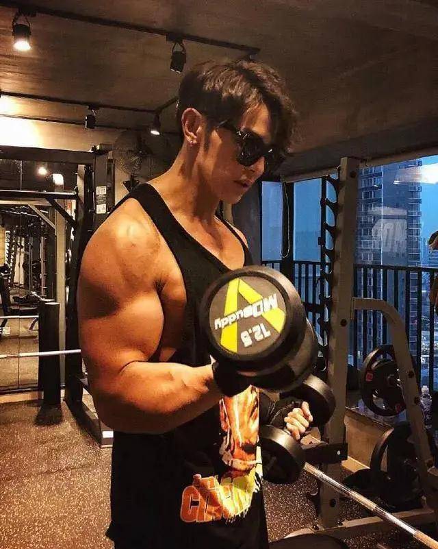 健身明星男后卫图片_男明星健身后_健身男明星叫什么名字