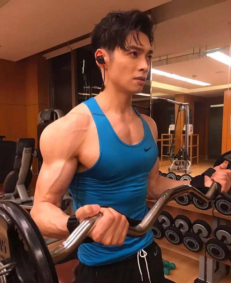 健身男明星叫什么名字_健身明星男后卫图片_男明星健身后